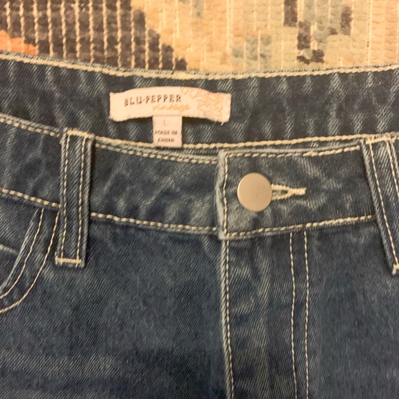 Blu Pepper Boho Floral Embroidered Jean Shorts 32” - Picture 5 of 5